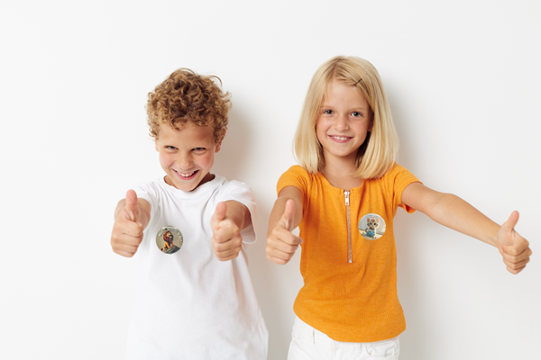 portrat-von-sussen-kinder-freizeitkleidung-die-emotionen-aufwirft-studio-isolierter-hintergrund-unverandert